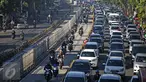Sejumlah kendaraan bermotor nekat menerobos jalur Busway dikawasan Mampang, Jakarta, Senin (18/4/2016). Meski sudah ada aturan denda, mereka tetap nekat menerobos jalur tersebut. (Liputan6.com/Faizal Fanani)
