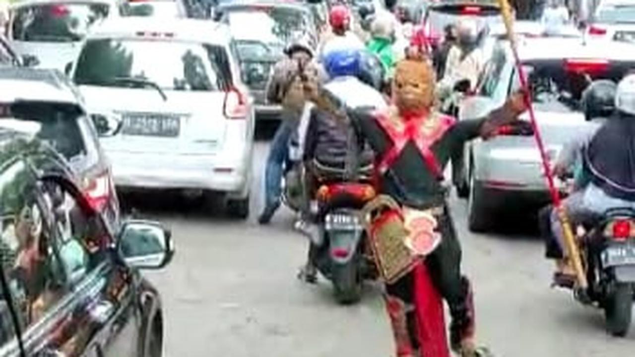 Viral pria berkostum Sun Go Kong bantu mobil damkar terobos kemacetan Kota Bogor