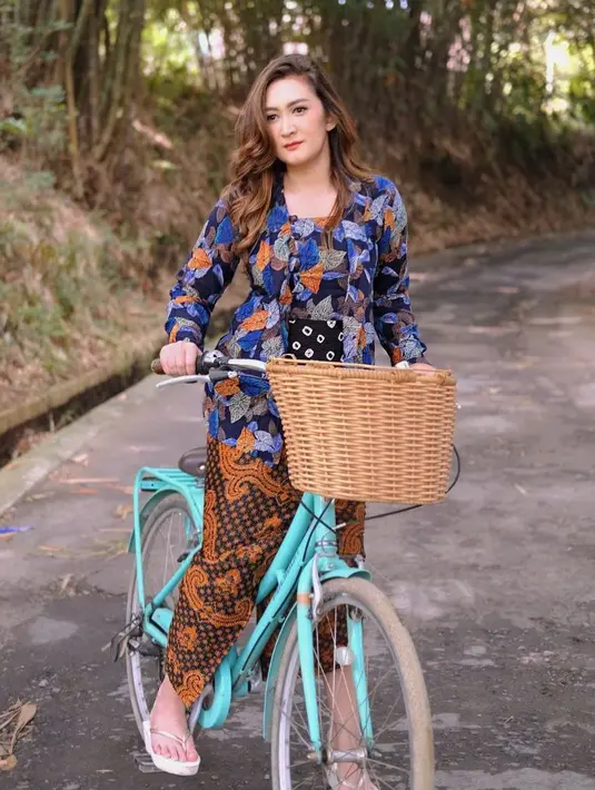 Menggeluti dunia hiburan sejak lama, kini Nafa Urbach justru terlihat doyan blusukan sejak terjun ke dunia politik. Menariknya, ia senang blusukan mengenakan kebaya. Foto: Instagram.