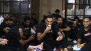 Pemain Persija Jakarta, Jaimerson Xavier, bersama rekan-rekannya makan bersama saat acara syukuran di Kantor Persija, Jakarta. Acara ini merupakan peringatan hari jadi Persija ke-90. (Bola.com/Yoppy Renato)