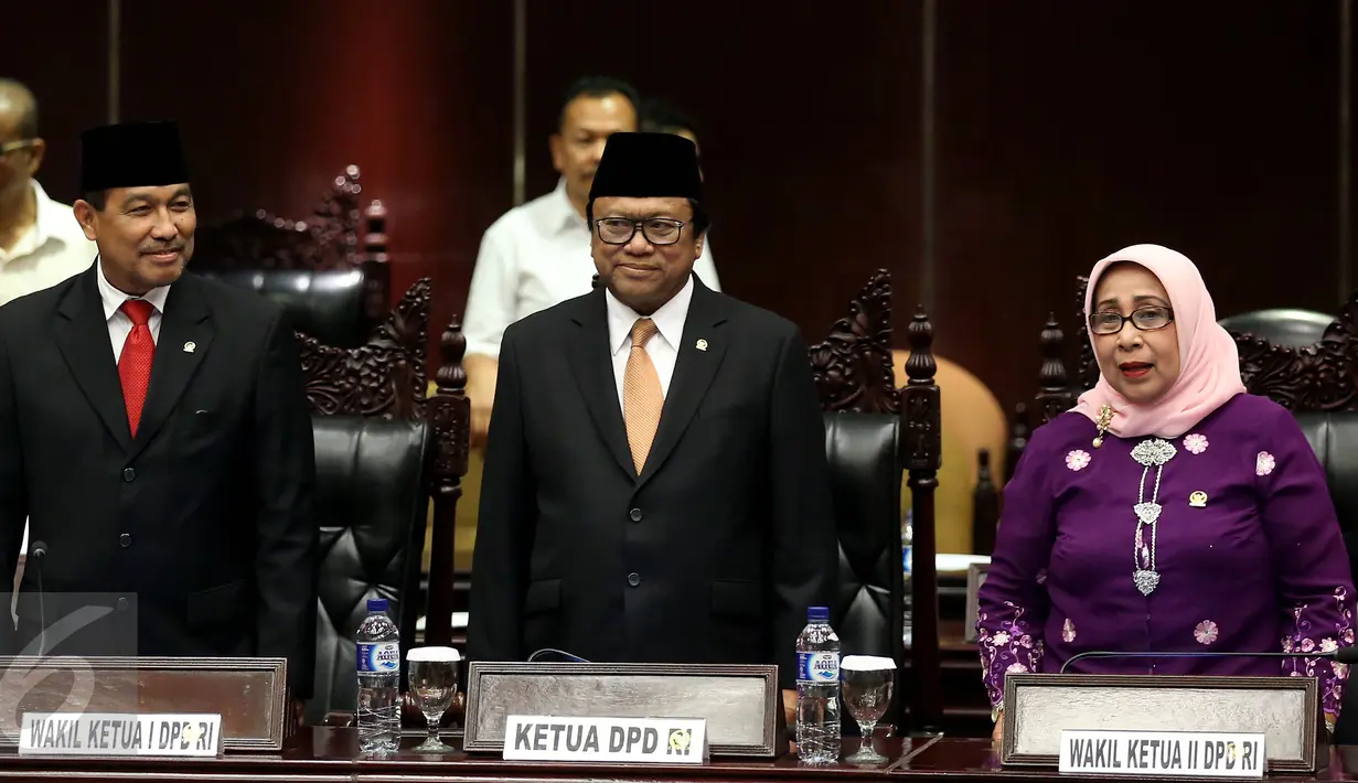 Ketua DPD RI Oesman Sapta Odang bersama dua orang Wakil Ketua Nono Sampono dan Darmayanti Lubis menutup rapat Paripurna usai pelantikan Pimpinan DPD RI di Komplek Parlemen, Senayan, Jakarta, Selasa (4/4). (Liputan6.com/Johan Tallo)