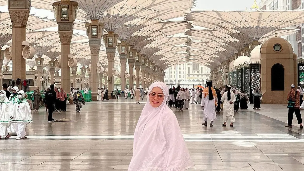 7 Potret Kristina Saat Menjalani Ibadah Umrah, Tampil Menawan dengan Hijab