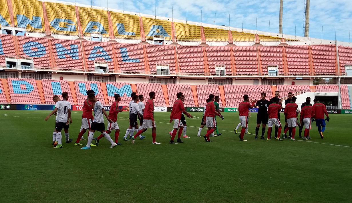 Para pemain Timnas Indonesia U-16 dan Timor Leste U-16 sebelum laga grup G Piala AFC U-16 di Stadion Rajamangala, Bangkok, Senin (18/9/2017). Timnas Indonesia U-16 menang 3-1. (Bola.com/PSSI)