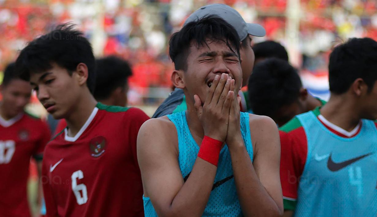 Gelandang Timnas Indonesia U-19, Witan Sulaeman, menangis usai dikalahkan Thailand U-19 pada laga Piala AFF U-18 di Stadion Thuwunna, Yangon, Jumat (15/9/2017). Indonesia kalah adu penalti dari Thailand. (Bola.com/Yoppy Renato)