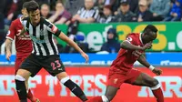 Winger Liverpool, Sadio Mane (kanan), berusaha melewati hadangan gelandang Newcastle United, Mikel Merino, pada laga lanjutan Premier League, di St James' Park, 1 Oktober 2017. (AFP/Lindsey Parnaby)