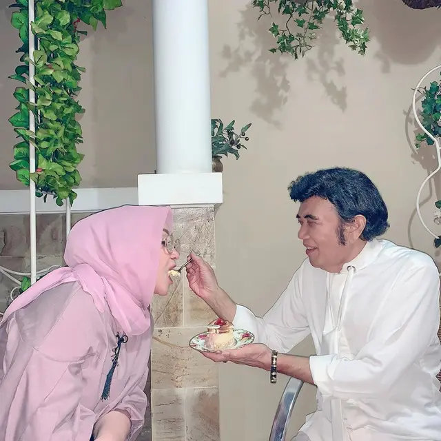 36 Tahun Bersama, Ini 6 Momen Mesra Rhoma Irama dan Ricca Rahim