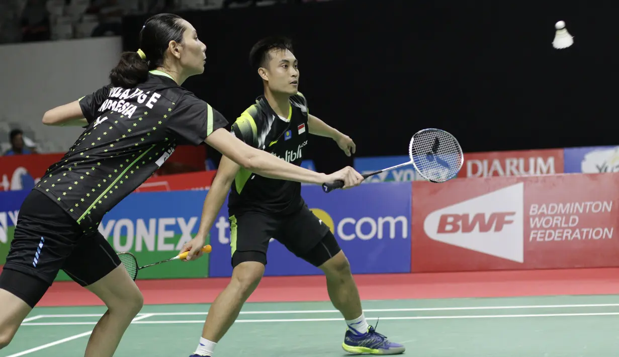 Pebulutangkis Indonesia, Hafiz Faizal / Gloria Widjaja, berusaha mengembalikan kok saat melawan pasangan Malaysia pada Indonesia Masters 2019 di Istora Senayan, Jakarta, Selasa (22/1). Hafiz / Gloria lolos ke babak kedua. (Bola.com/M. Iqbal Ichsan)