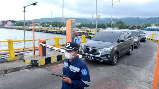 Mobil kendaraan roda empat menunggu giliran masuk ke dalam kapal di Pelabuhan Ketapang Banyuwangi. (Istimewa)