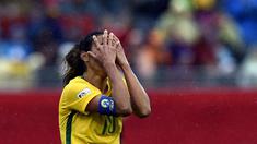 Ekspresi kekecewaan pemain sepakbola putri Brasil, Marta, setelah kalah dari Australia 0-1 dalam babak 16 besar Piala Dunia Wanita 2015 yang berlangsung Stadion Moncton, New Brunswick, Kanada. Minggu (21/6). (AFP PHOTO/FRANCK FIFE)