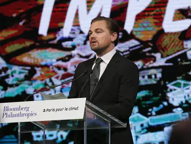 Aktor AS, Leonardo DiCaprio memberikan pidato saat pertemuan walikota dalam Konferensi Dunia Perubahan Iklim 2015 (COP21) di Paris, Prancis, 4 Desember 2015. (PATRICK KOVARIK/AFP)