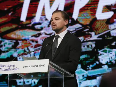 Aktor AS, Leonardo DiCaprio memberikan pidato saat pertemuan walikota dalam Konferensi Dunia Perubahan Iklim 2015 (COP21) di Paris, Prancis, 4 Desember 2015. (PATRICK KOVARIK/AFP)
