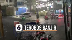 Sejumlah orang meneriaki dan menghadang mobil yang melaju cukup cepat tersebut.
