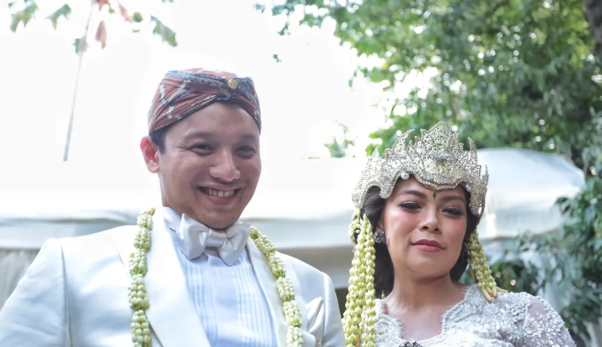 Usai resmi menjadi suami istri, pasangan ini menyempatkan menemui para awak media yang telah menanti sejak siang. Anggota DPR dari partai Gerindra itu mengungkapkan alasannya menikah dengan euforia kemerdekaan RI. (Adrian Putra/Bintang.com)