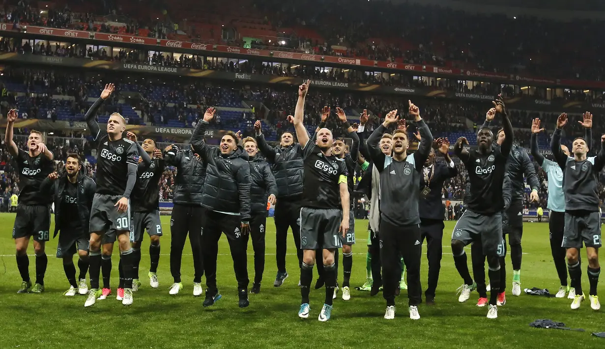 Para pemain Ajax Amsterdam melakukan selebrasi usai laga semifinal Liga Europa di Stadion Parc Olympique Lyonnais, Kamis (12/05/2017). Lyon menang dengan skor 3-1. (EPA/Guillaume Horcajuelo)