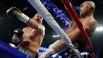 Petinju kelas berat asal Inggris, Tyson Fury berusaha menghindari pukulan petinju Jerman Tom Schwarz dalam pertarungan tinju kelas berat di MGM Grand Arena, Las Vegas, AS (16/6/2019). Tyson Fury membutuhkan dua ronde untuk menundukkan Tom Schwarz. (AP Photo/John Locher)