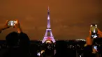 Wisatawan mengambil gambar Menara Eiffel yang berhias instalasi cahaya warna-warni di Paris, Perancis, Kamis (13/9). Pertunjukan ini untuk merayakan 160 tahun hubungan diplomatik antara Perancis dengan Jepang. (AP Photo/Christophe Ena)