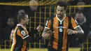 Pemain Hull City, Tom Huddlestone (kanan) merayakan golnya ke gawang Manchester United pada laga semifinal Piala Liga Inggris di KCOM stadium, Hull (26/1/2017). Hull menang 2-1. (AP/Rui Vieira)