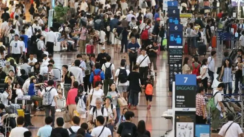 Penumpang terlantar di Bandara Haneda, Tokyo, Jepang. (AFP)