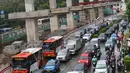 Kendaraan memadati arus lalu lintas di Jalan HR Rasuna Said, Kuningan, Jakarta, Jumat (18/1). Penyempitan jalan akibat pembangunan proyek light rail transit (LRT) berimbas pada kemacetan di kawasan tersebut. (Liputan6.com/Immanuel Antonius)