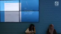 Nasabah duduk di bawah layar layanan digital Banking BTPN bernama Jenius di Jakarta, Jumat (26/1). Nasabah di Indonesia kini lebih membutuhkan layanan digital yang disediakan perbankan sejalan dengan mobilitas yang makin tinggi (Liputan6.com/Angga Yuniar)