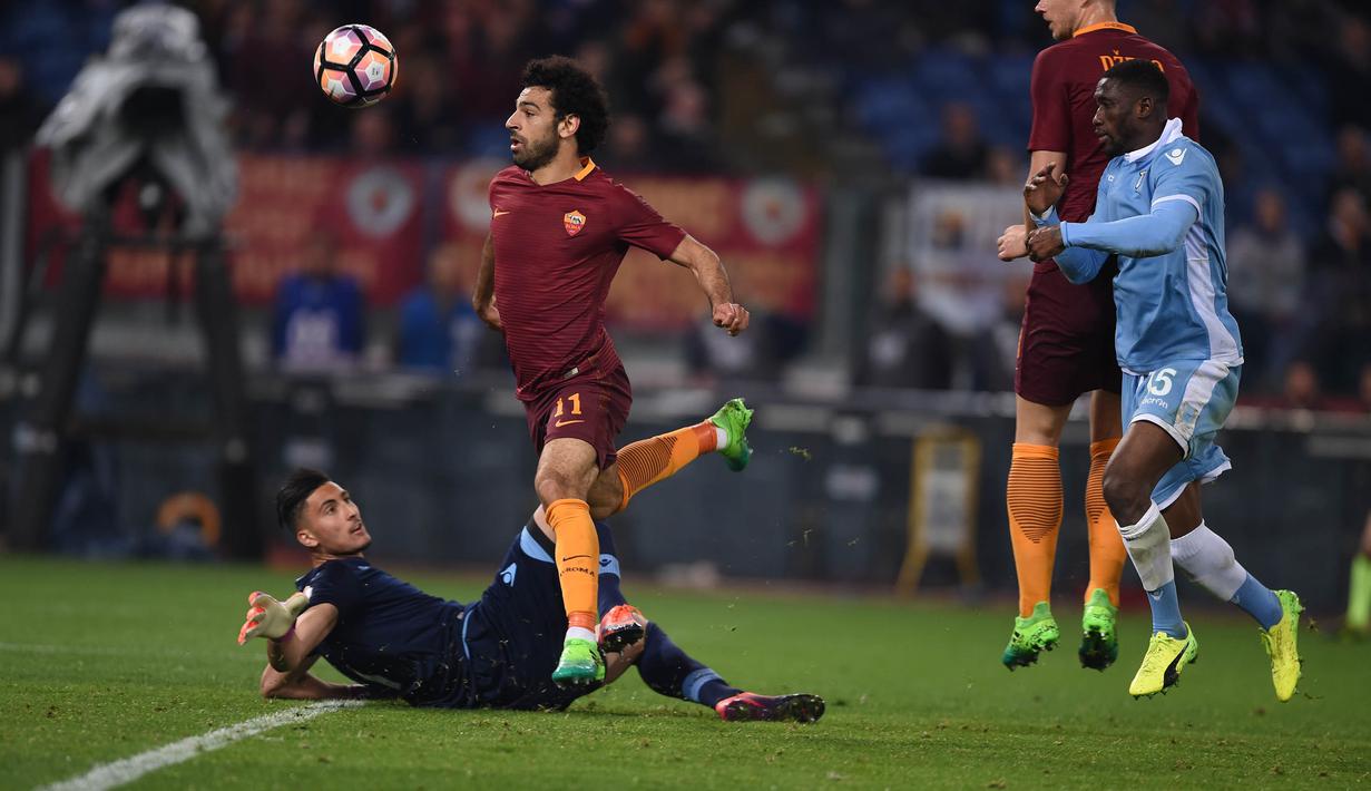 Gelandang AS Roma, Mohamed Salah, saat bertanding melawan Lazio pada semifinal Copa Italia di Stadion Olympic, Roma (4/4/2017). Salah resmi berseragam Liverpool dengan status pemain termahal. (AFP/Filippo Monteforte)