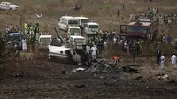 Orang-orang berkumpul di lokasi kecelakaan pesawat militer di Bassa, Nigeria pada 21 Februari. Sumber: Foto AP