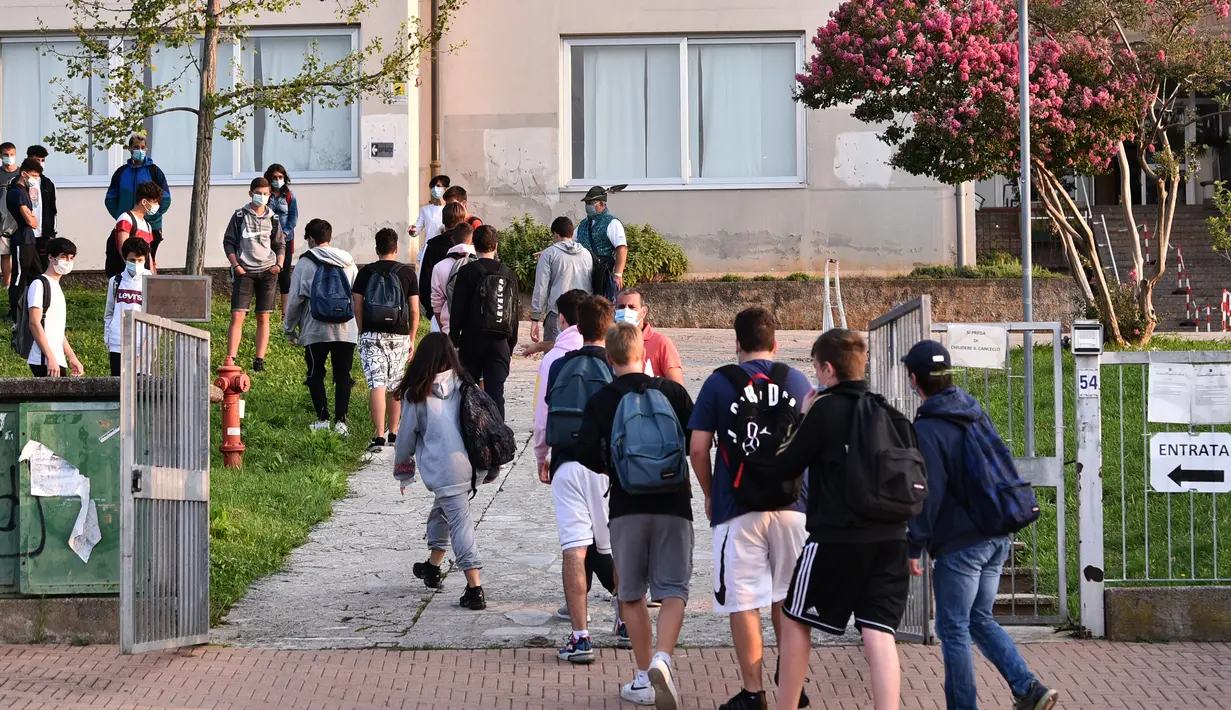 Para siswa memasuki sebuah sekolah menengah atas di Nembro, Provinsi Bergamo, Italia (14/9/2020). Jutaan siswa di Italia kembali bersekolah pada Senin (14/9). (Xinhua/Michele Maraviglia)