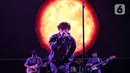 Membuka penampilan dengan lagu "Bayangkan Kita Tidak Menyerah", Hindia langsung menghidupkan suasana KapanLagi Buka Bareng BRI Festival 2025. (Liputan6.com/Angga Yuniar)