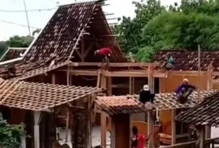 Masyarakat Kabupaten Grobogan, Jawa Tengah, dihebohkan dengan aksi seorang suami yang terekam dalam sebuah video. Dengan menahan emosi, pria itu melakukan aksi ekstrem lantaran niat rujuk yang kandas. (Liputan6.com/Arief Pramono)