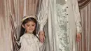 Margin tampil mengenakan koleksi Shi by Shireen Sungkar bersama putrinya. Margi tampil dengan outer kemeja panjang lengan balon dihiasi beads dipadukan dress panjang velvet serta kerudung abu-abu. [@marginw]