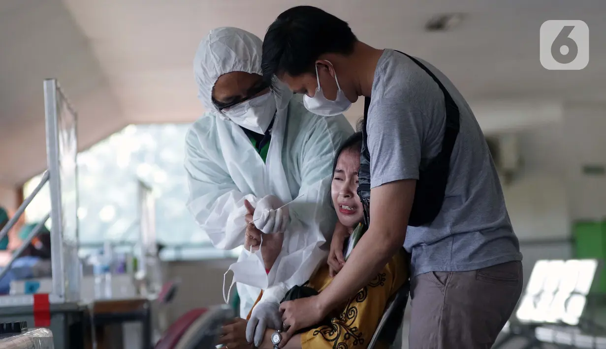 Warga menjalani rapid test antigen di Terminal Bus Antar Kota Antar Provinsi Kampung Rambutan, Jakarta, Kamis (20/5/2021). Penumpang bus yang tiba maupun akan berangkat diwajibkan menjalani pengecekan bebas COVID-19 melalui rapid test antigen atau GeNose. (Liputan6.com/Helmi Fithriansyah)