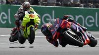 Jorge Martin (kanan) saat mengaspal di Sirkuit Le Mans, Prancis hari Sabtu (11/05/2024). (JULIEN DE ROSA / AFP)