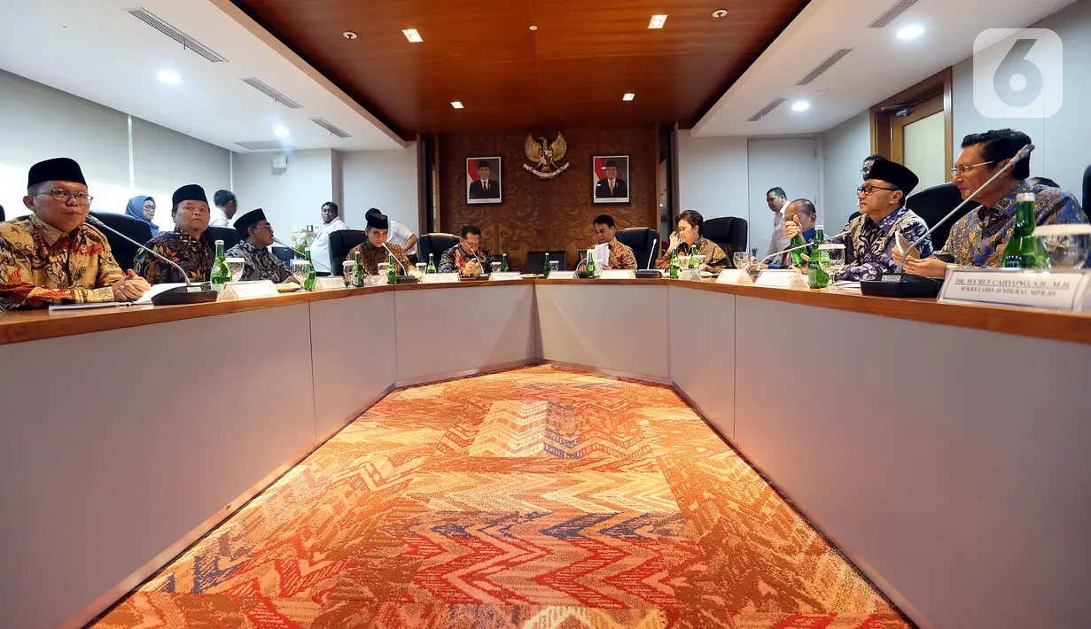 Ketua MPR Bambang Soesatyo bersama sembilan Wakil Ketua MPR berbincang  sebelum memulai rapat perdana pimpinan MPR periode 2019-2024 di Kompleks Parlemen Senayan, Jakarta, Rabu (9/10/2019). Rapat membahas pembagian tugas hingga rencana pelantikan Jokowi-Ma'ruf Amin. (Liputan6.com/Johan Tallo)