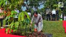 Ketua DPR Puan Maharani melakukan penanaman pohon bersama para delegasi yang hadir pada acara P20 di Taman Energi, Kompleks Parlemen MPR/DPR-DPD, Senayan, Jakarta, Jumat (7/10/2022). Penanaman pohon ini merupakan rangkaian The 8th G20 Parliamentary Speakers’ Summit (P20) yang hari ini merupakan penutupan. (Liputan6.com/Angga Yuniar)
