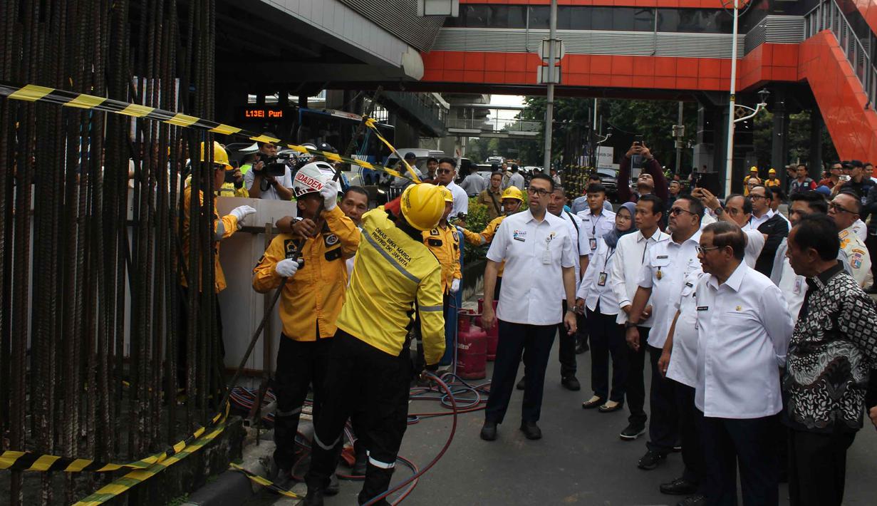 Seremoni pembongkaran dihadiri langsung oleh Gubernur DKI Jakarta Pramono Anung dan Wakil Gubernur DKI Jakarta Rano Karno aerta mantan Gubernur DKI Jakarta, Sutiyoso. Tampak dalam foto, Gubernur DKI Jakarta, Pramono Anung (kedua kanan) bersama mantan Gubernur DKI Jakarta Sutiyoso menyaksikan seremoni pemotongan besi tiang monorel di Jalan HR Rasuna Said, Jakarta, Rabu (14/1/2026). (merdeka.com/magang/Rendi Saputra)