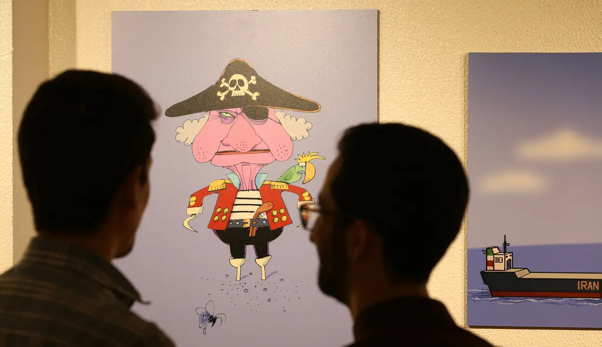 Pengunjung melihat karikatur di pameran kartun "Pirates of the Queen" yang menampilkan karya seni  seniman Iran yang menggambarkan Ratu Elizabeth II Inggris sebagai "bajak laut" atas penyitaan tanker minyak Iran di Pusat Seni dan Budaya Osveh di ibukota Teheran (30/7/2019). (AFP Photo/Atta Kenare)