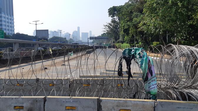 Aparat berjaga di Jalan Gatot Subroto, tepatnya di depan Gedung DPR, Selasa (1/10/2019). (Liputan6.com/Fachrur Rozie)