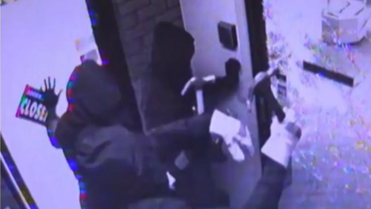 Aksi gagal perampok yang hendak mencuri toko perhiasan. (Video Grab)