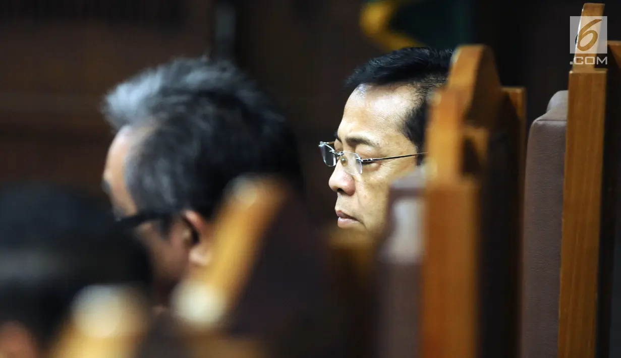 Terdakwa dugaan korupsi proyek e-KTP Setya Novanto saat mengikuti sidang lanjutan di Pengadilan Tipikor, Jakarta, Kamis (18/1). Sidang beragendakan mendengar keterangan enam orang saksi. (Liputan6.com/Helmi Fithriansyah)