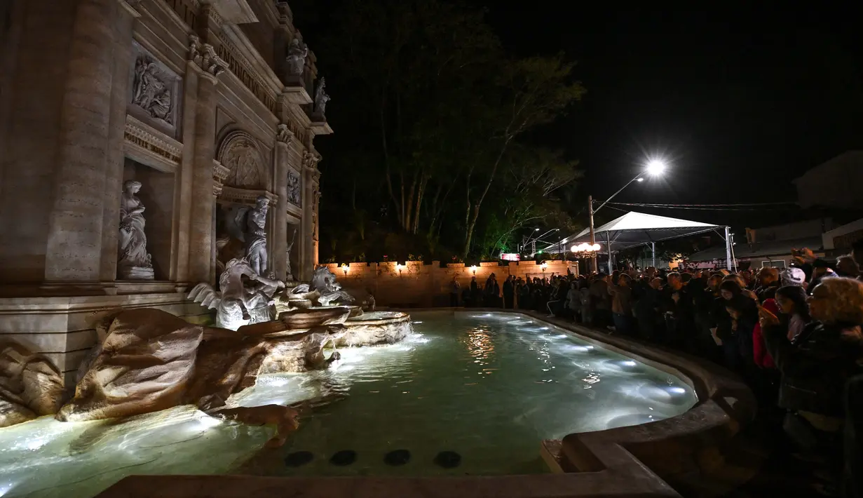Antusias pengunjung melihat replika Air Mancur Trevi Roma, di kota resor Serra Negra, sekitar 150 km dari Sao Paulo, Brasil, diambil pada 12 Mei 2023. (AFP/NELSON ALMEIDA)