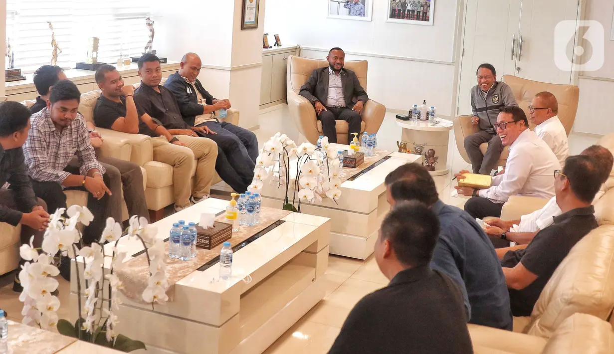 Menteri Pemuda dan Olahraga (Menpora) RI, Zainudin Amali, kembali melakukan pertemuan dengan beberapa perwakilan klub Liga 2 Indonesia 2022-2023 di Gedung Kemenpora, Senin (30/1/2023). Sebelumnya diketahui bahwa kompetisi Liga 2 dan Liga 3 sempat terhenti karena buntut tragedi Stadion Kanjuruhan. (Liputan6.com/Angga Yuniar)