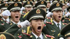 Barisan tentara  saat melakukan latihan menyambut peringatan 70 tahun berakhirnya Perang Dunia II di Pangkalan Militer Beijing , Cina ( 1/8/2015). Parade militer besar-besaran akan disuguhkan China untuk menyambut peringatan ini.   (REUTERS/Stringer)