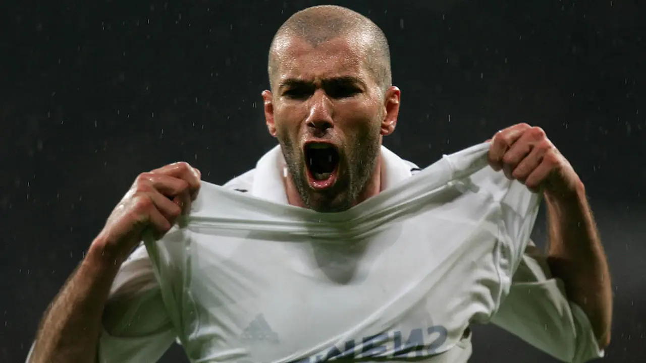Bersama Real Madrid, Zinedine Zidane mempersembahkan gelar La Liga Spanyol pada tahun 2002/2003.