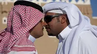 Pria Arab menyapa dengan menggesekan hidung. (Foto: Daily Mail)