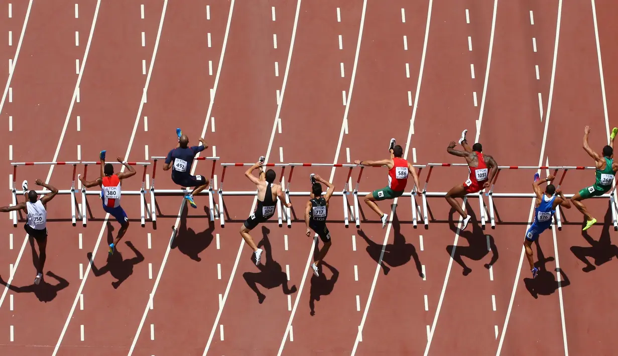 Sejumlah Atlet lari rintangan putra bersaing di 110 meter selama IAAF World Championships di Stadion Nasional di Beijing, Cina (26/8/2015). (REUTERS/Pawel Kopczynski)