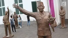 Patung Presiden pertama RI Sukarno dengan pose Monumen Selamat Datang di depan Museum Fatahillah, kawasan Kota Tua, Jakarta, Rabu (15/11). Sebanyak 10 patung Soekarno disajikan dalam rangka Jakarta Biennale 2017. (Liputan6.com/Immanuel Antonius)