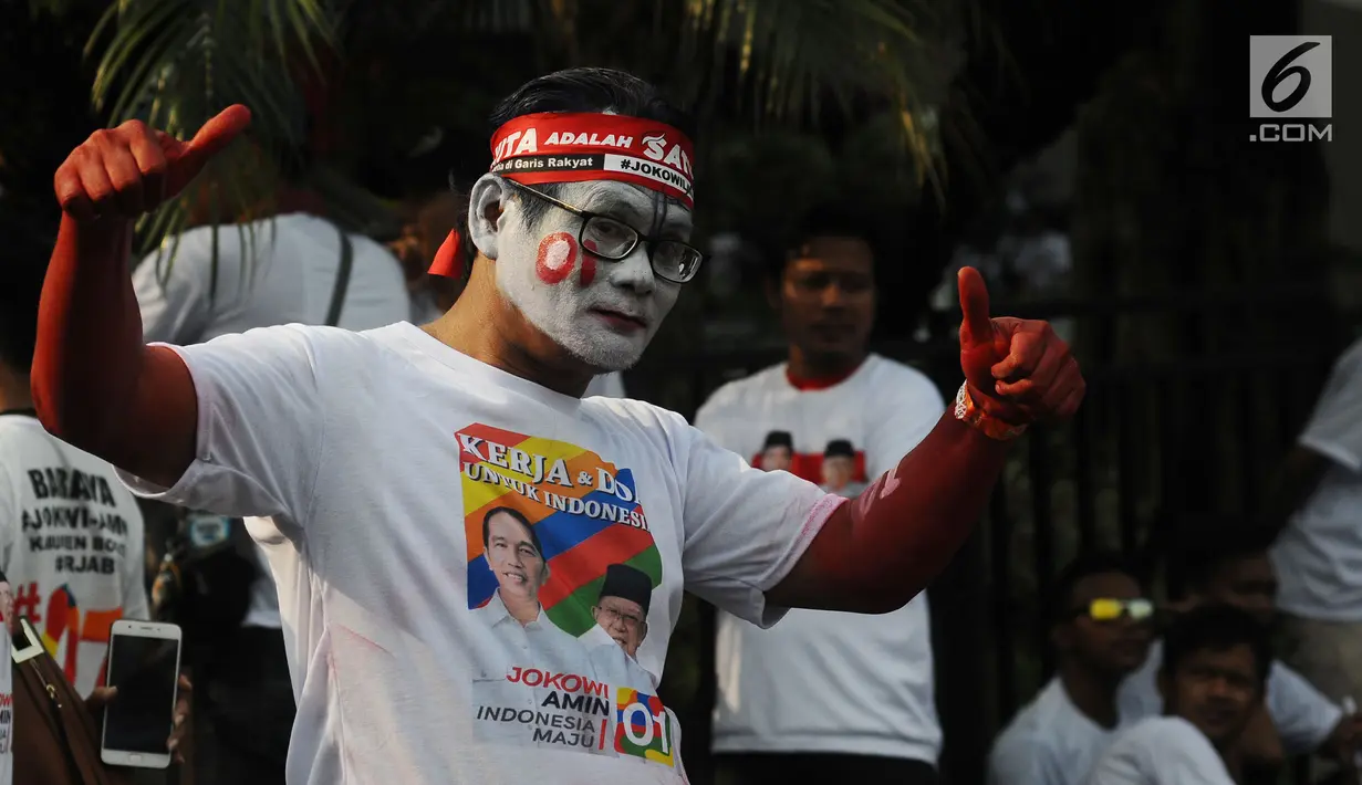 Pendukung calon presiden nomor urut 01 Joko Widodo berpose saat tiba di Sentul International Convention Center, Bogor, Jawa Barat, Minggu (24/2). Rencananya, cawapres Ma'ruf Amin direncanakan bakal hadir. (Liputan6.com/Herman Zakharia)