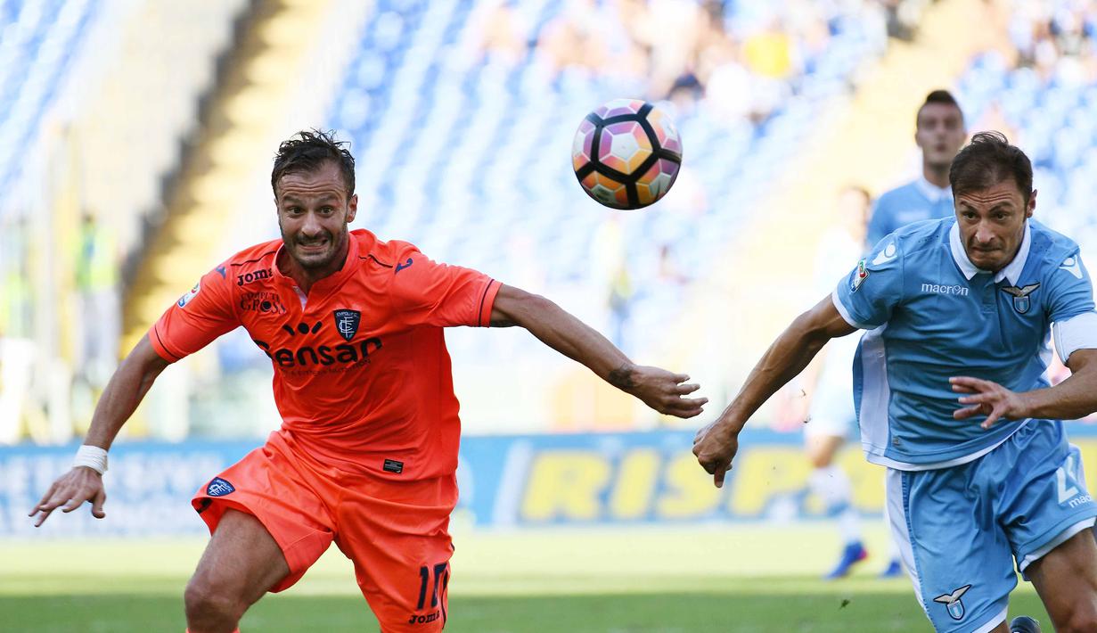 Pemain Empoli, Alberto Gilardino (kiri) mengejar bola bersama pemain Lazio, Stefan Radu (kanan) pada   lanjutan Serie A Italia di Stadion Olimpico, Roma, Italia, (25/9/2016). (AFP/Vincenzo Pinto)