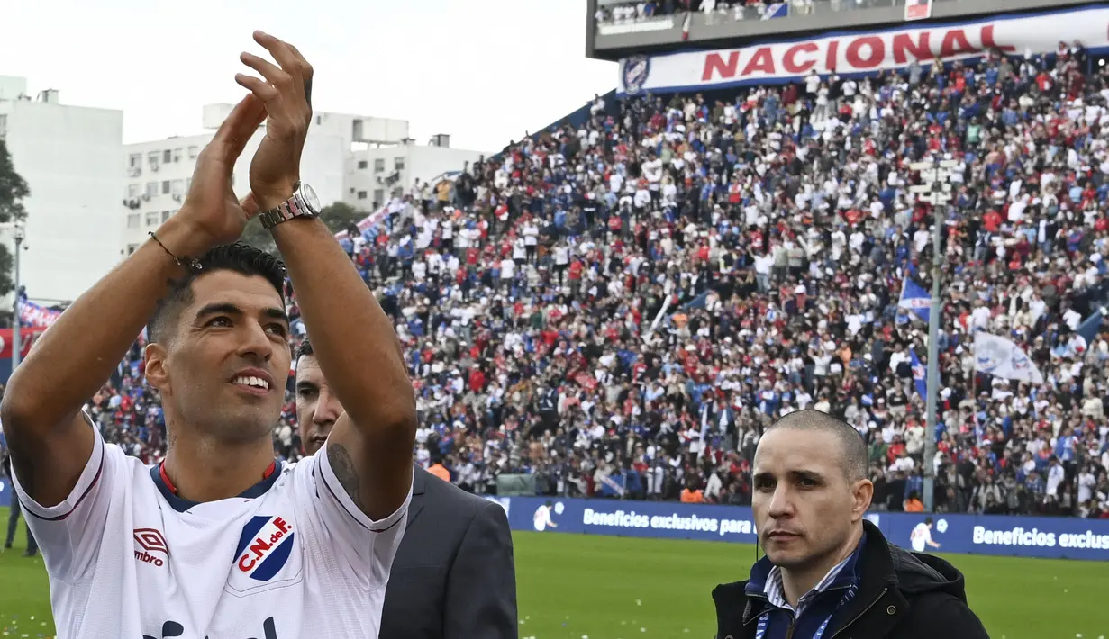 Luis Suarez menyapa para fans saat upacara penyambutan sebagai pemain baru Nacional di Stadion Gran Parque Central, di Montevideo, pada 31 Juli, 2022. Luis Suarez kembali ke Uruguay untuk bergabung dengan Nacional, klub tempat ia memulai karirnya 17 tahun lalu sebagai salah satu striker terbaik di generasinya. (AFP/Pablo Porciuncula)
