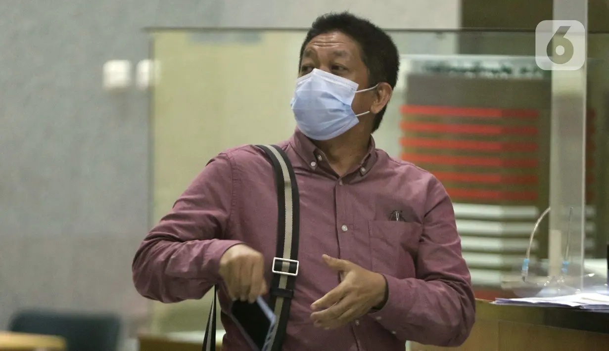 Pakar Komunikasi Politik, Effendi Gazali bersiap meninggalkan Gedung KPK usai menjalani pemeriksaan, Jakarta, Kamis (25/3/2021). Effendi Gazali diperiksa sebagai saksi dalam kasus dugaan suap pengadaan Bantuan Sosial untuk wilayah Jabodetabek tahun 2020. (Liputan6.com/Helmi Fithriansyah)